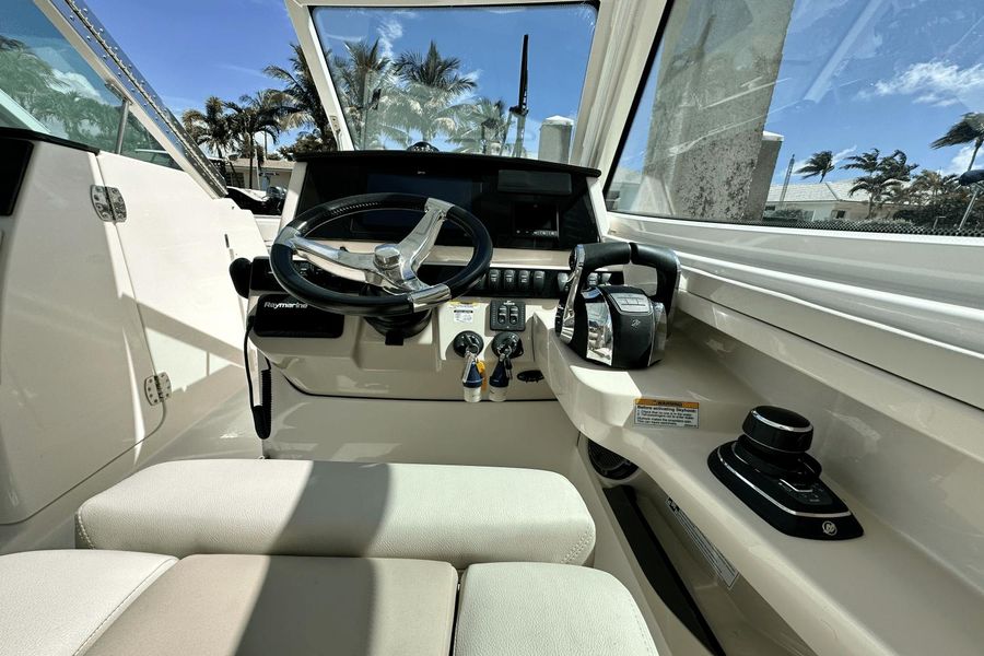 2021 Boston Whaler 280 Vantage