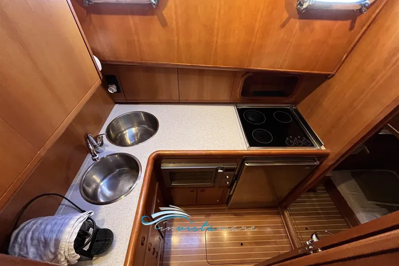  Yacht Photos Pics 2004 Cantieri Estensi GOLDSTAR 440 FLY yacht kitchen with dual sinks and stovetop.