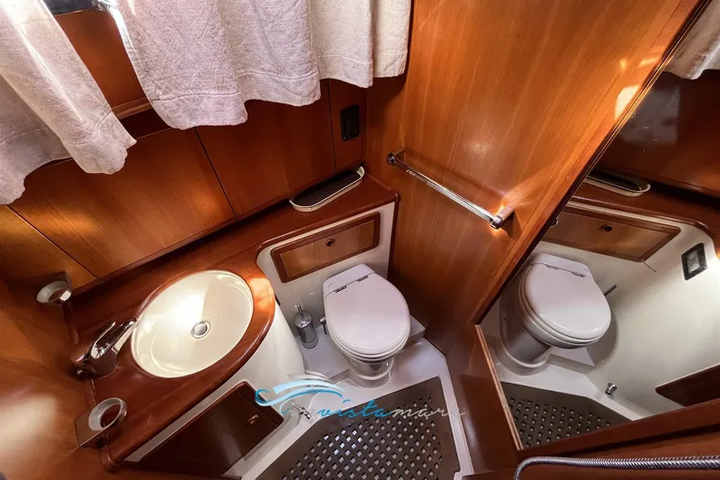  Yacht Photos Pics Luxurious wooden bathroom interior of 2004 Cantieri Estensi GOLDSTAR 440 FLY yacht.