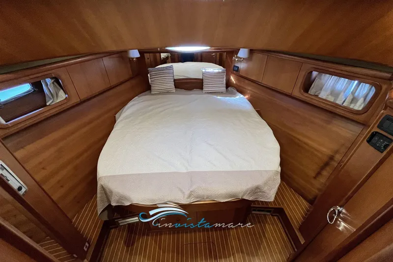  Yacht Photos Pics Luxurious cabin interior of 2004 Cantieri Estensi GOLDSTAR 440 FLY yacht.