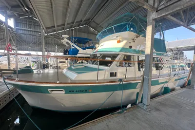 Tollycraft 42 Tri-Cabin