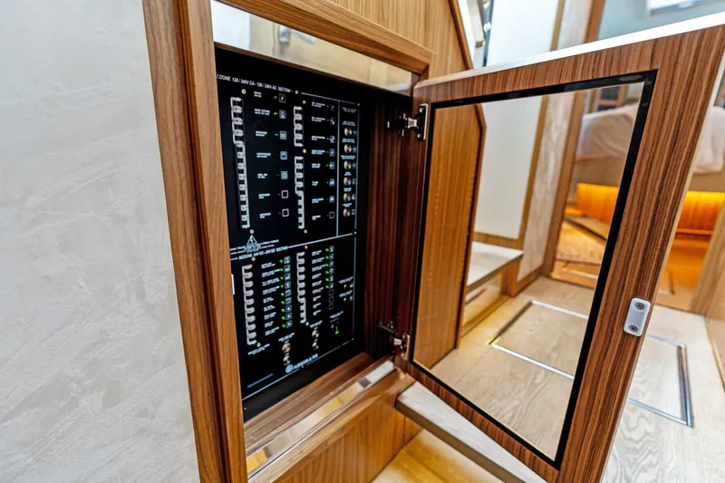 Slide Yacht Photos Pics 2015 Absolute 60 Fly - Image 57