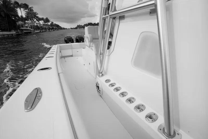  Yacht Photos Pics 2015 SeaVee 39Z boat interior, sleek design, spacious deck, and rod holders.