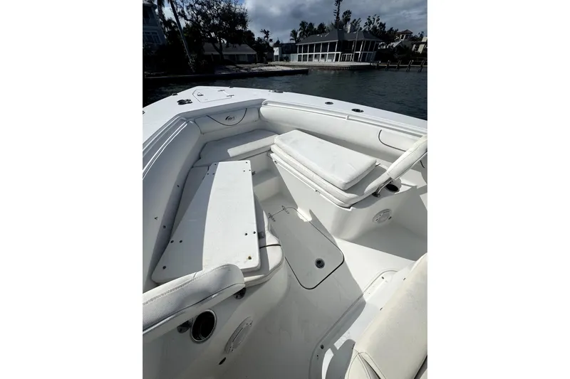  Yacht Photos Pics 2018 Sea Hunt Gamefish 30 Forward Seating boat interior with white cushioned seats.