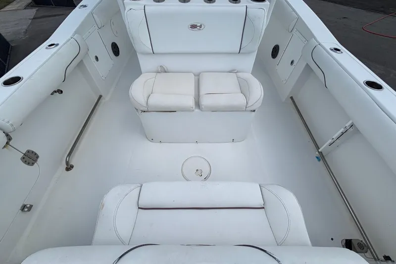  Yacht Photos Pics 2018 Sea Hunt Gamefish 30 boat interior with forward seating, white upholstery.