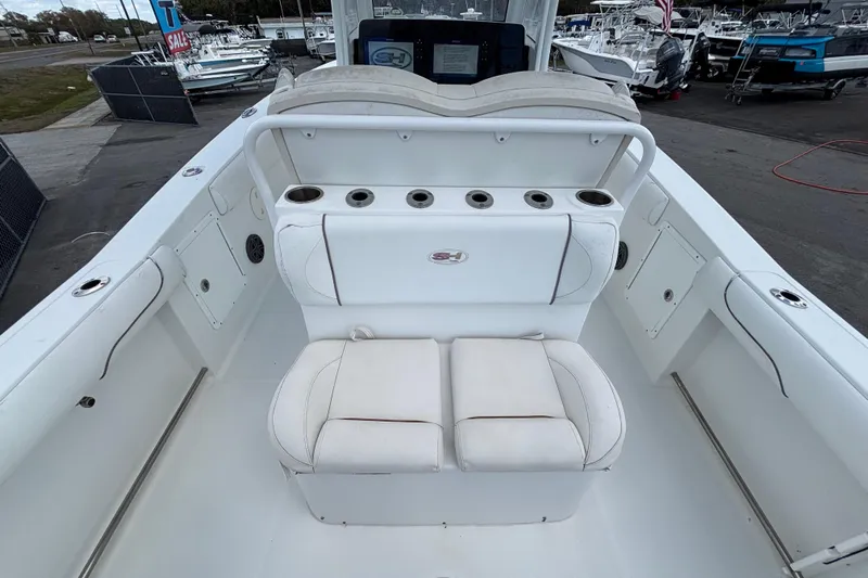  Yacht Photos Pics 2018 Sea Hunt Gamefish 30 boat with forward seating and cup holders.