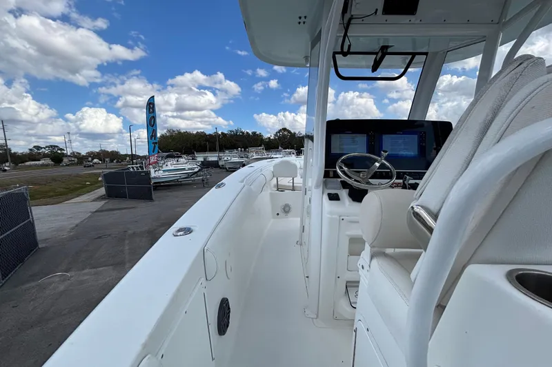  Yacht Photos Pics 2018 Sea Hunt Gamefish 30 boat with forward seating, displayed at a boat dealership.