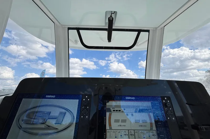  Yacht Photos Pics 2018 Sea Hunt Gamefish 30 dashboard with Simrad displays, clear sky view.