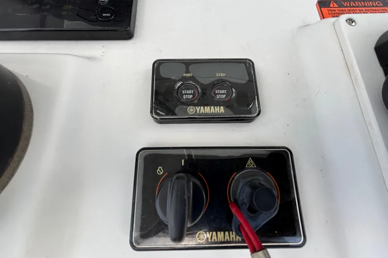  Yacht Photos Pics Yamaha controls on 2018 Sea Hunt Gamefish 30 boat dashboard.