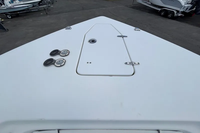  Yacht Photos Pics 2018 Sea Hunt Gamefish 30 Forward Seating boat deck with hatch and fittings.