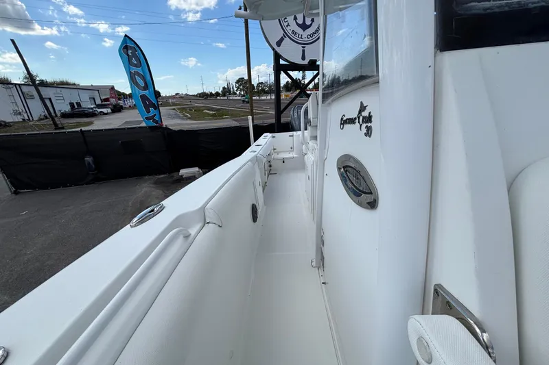  Yacht Photos Pics 2018 Sea Hunt Gamefish 30 Forward Seating boat, side view, showcasing sleek design and branding.