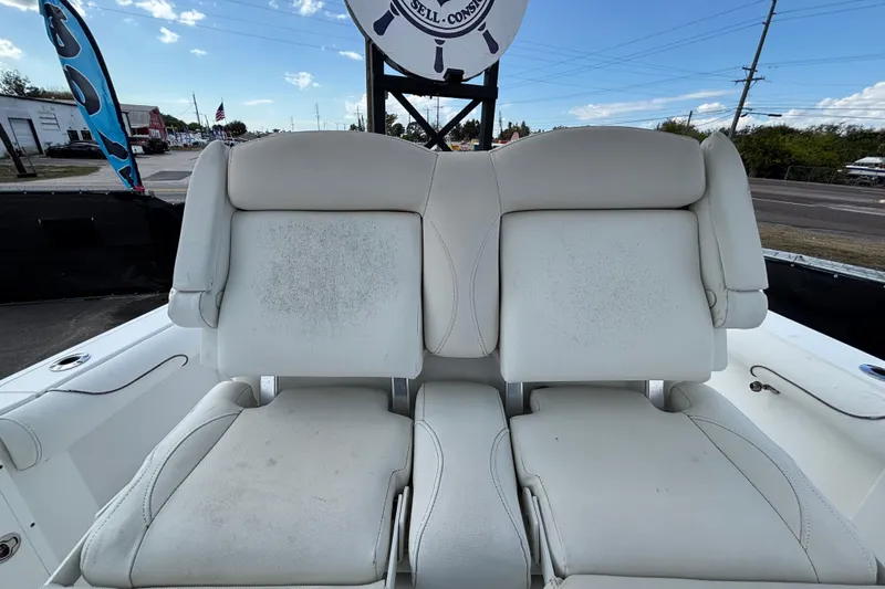  Yacht Photos Pics 2018 Sea Hunt Gamefish 30 boat with forward seating, featuring white cushioned seats.