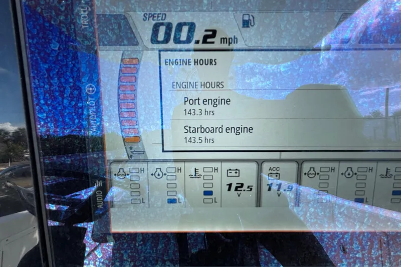  Yacht Photos Pics Display screen of 2018 Sea Hunt Gamefish 30 showing engine hours and speed.