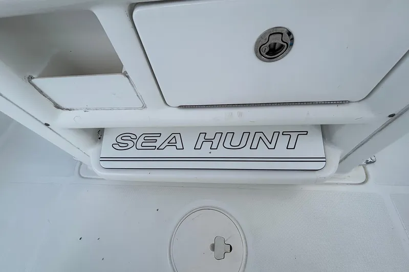  Yacht Photos Pics 2018 Sea Hunt Gamefish 30 Forward Seating boat interior detail.