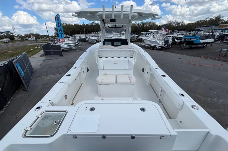  Yacht Photos Pics 2018 Sea Hunt Gamefish 30 boat with forward seating, displayed at a dealership.