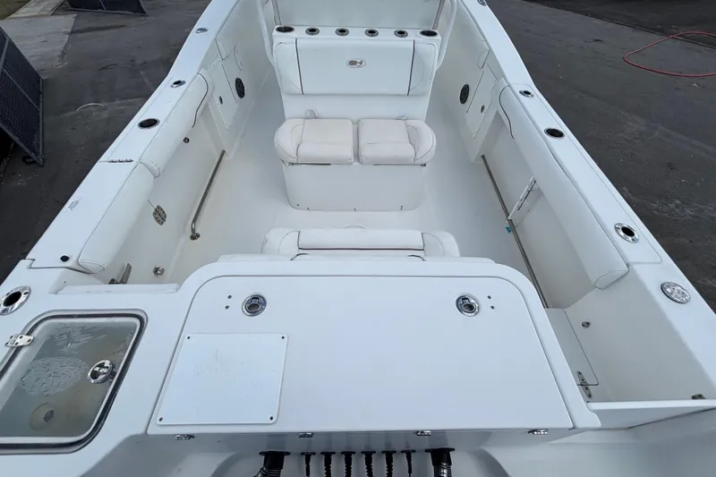 Yacht Photos Pics 2018 Sea Hunt Gamefish 30 boat with forward seating, featuring spacious white interior.
