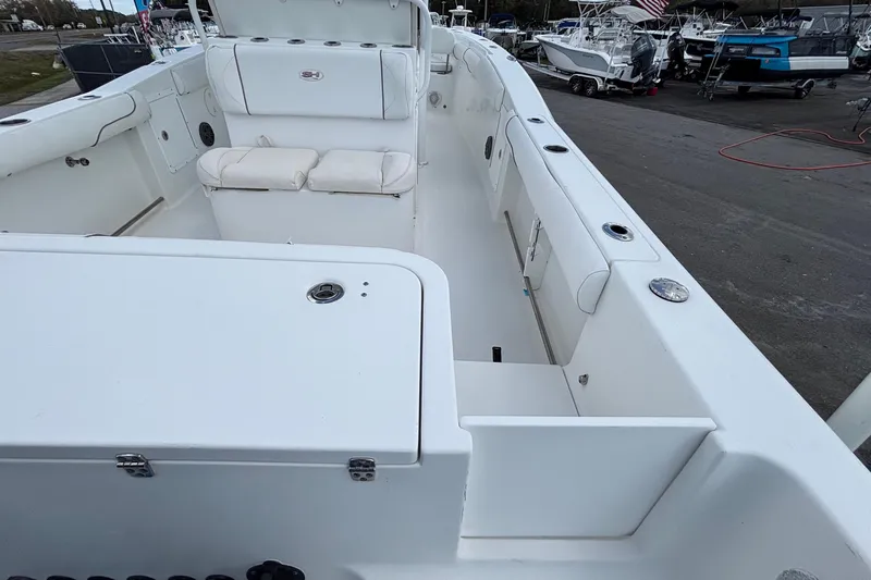  Yacht Photos Pics 2018 Sea Hunt Gamefish 30 Forward Seating boat interior, featuring spacious seating and storage.