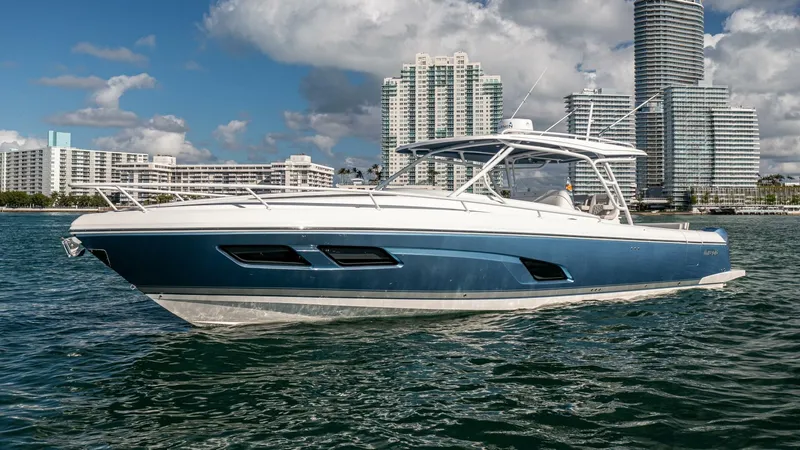  Yacht Photos Pics 2022 Intrepid 409 Valor - Image 9