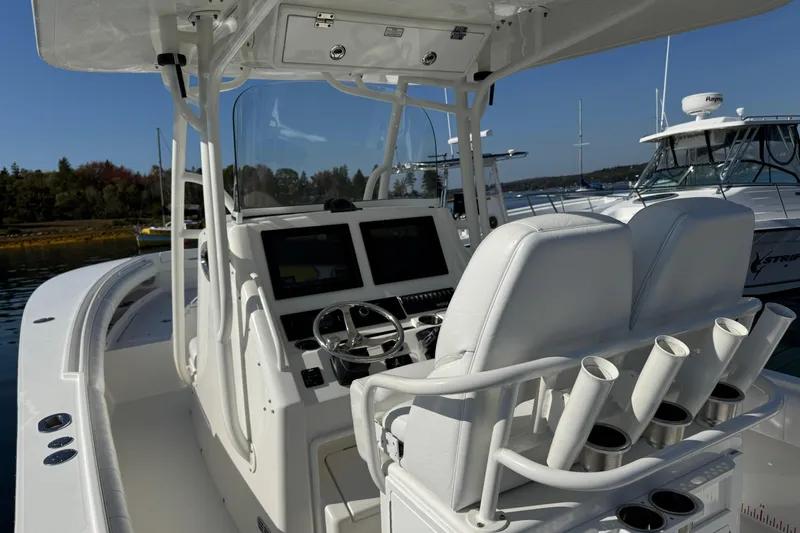  Yacht Photos Pics 2015 Regulator 28 Forward Seating boat interior with helm and seating.