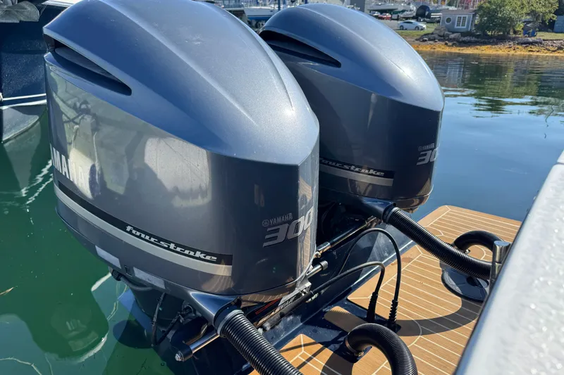  Yacht Photos Pics Twin Yamaha 300 outboard engines on a 2015 Regulator 28 Forward Seating boat.