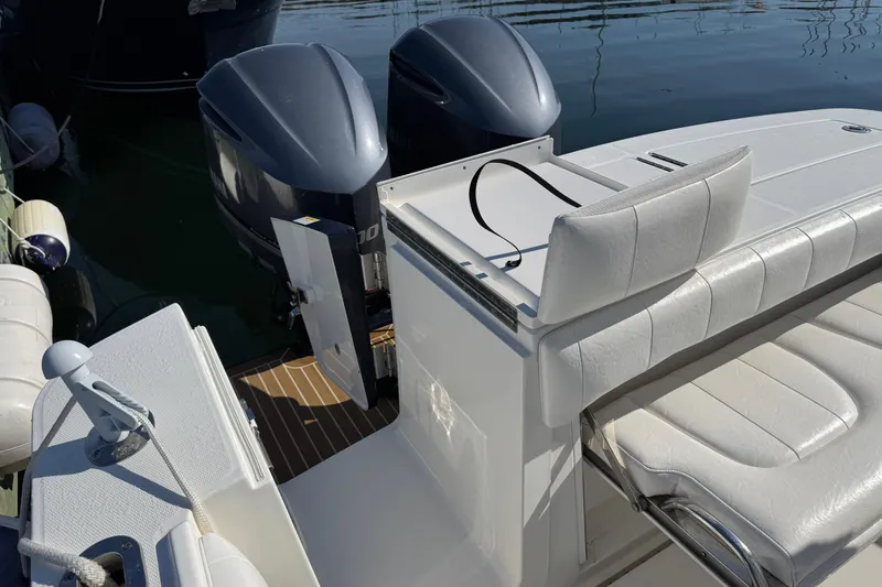  Yacht Photos Pics 2015 Regulator 28 Forward Seating boat with twin engines and white seating.