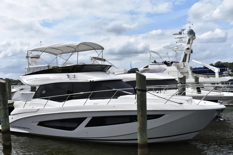 Me Yacht Photos Pics 2021 Regal 42 Fly