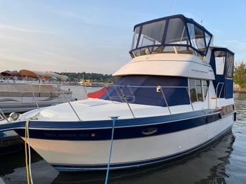 Carver 32 Aft Cabin