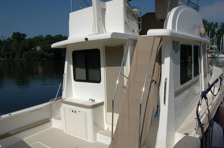 2005-42-sabre-42-flybridge-sedan