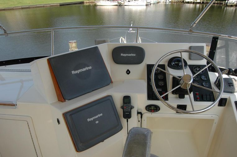 2005-42-sabre-42-flybridge-sedan