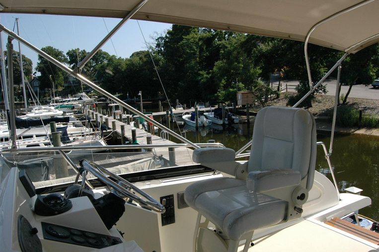 2005-42-sabre-42-flybridge-sedan