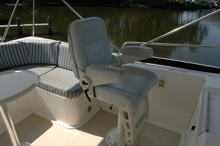 2005-42-sabre-42-flybridge-sedan