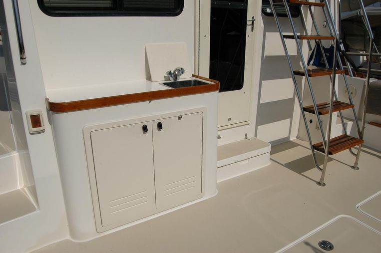 2005-42-sabre-42-flybridge-sedan