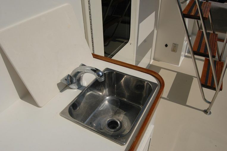 2005-42-sabre-42-flybridge-sedan