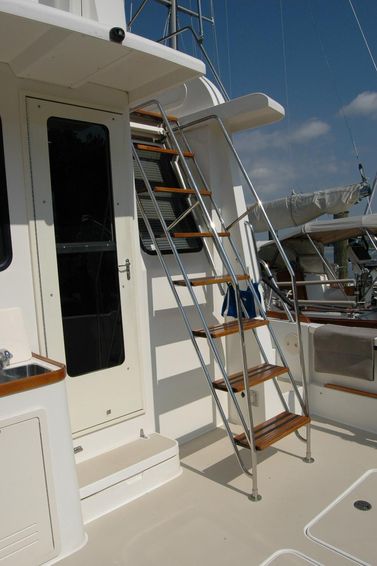 2005-42-sabre-42-flybridge-sedan