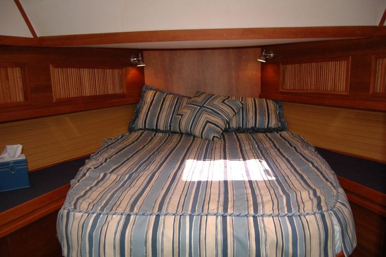 2005-42-sabre-42-flybridge-sedan