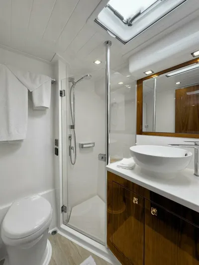  Yacht Photos Pics 2020 Riviera 4800 Sy - Image 29