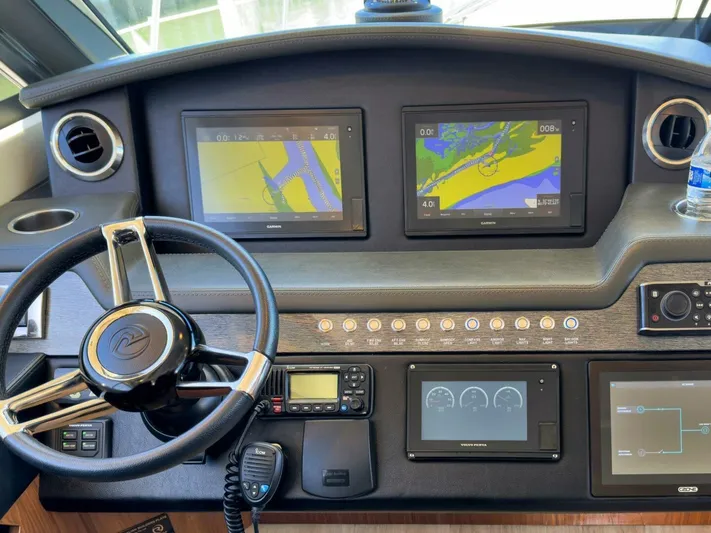  Yacht Photos Pics 2020 Riviera 4800 Sy - Image 27