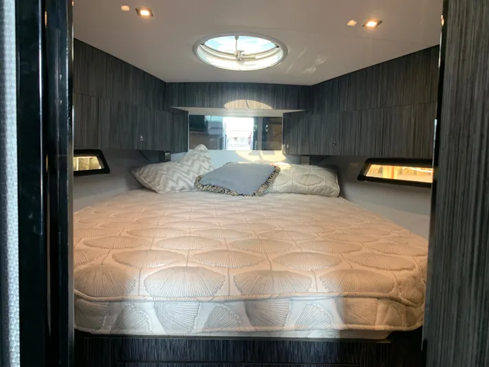  Yacht Photos Pics Luxurious bedroom in Silverton 4100 SC boat, year 2019.