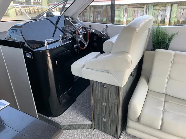  Yacht Photos Pics Interior of a 2019 Silverton 4100 SC yacht.