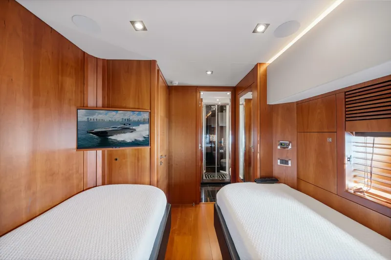  Yacht Photos Pics 2010 Sunseeker Predator 84 - Image 45