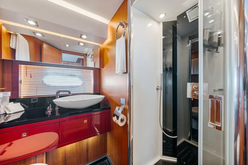  Yacht Photos Pics 2010 Sunseeker Predator 84 - Image 55