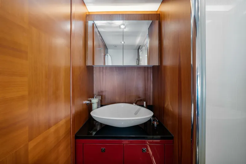  Yacht Photos Pics 2010 Sunseeker Predator 84 - Image 48