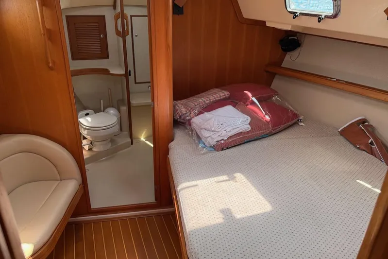 Juniper Yacht Photos Pics 2002 Island Packet 420 yacht interior with cozy cabin and bathroom.