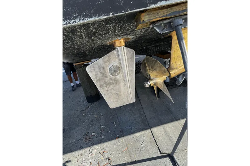 Atlantis Yacht Photos Pics Underwater view of 1996 Hershine Benship 87 propeller and rudder.