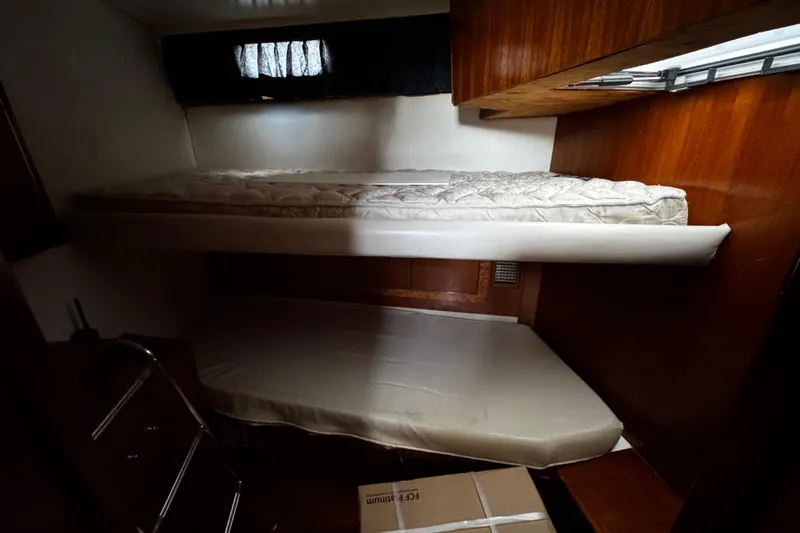 Atlantis Yacht Photos Pics Cozy cabin with bunk beds in 1996 Hershine Benship 87 yacht.