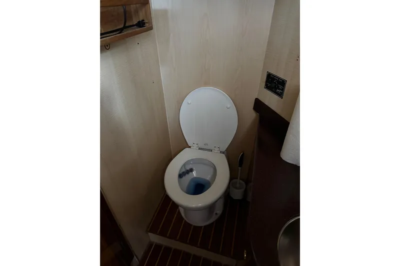 Atlantis Yacht Photos Pics Toilet in 1996 Hershine Benship 87 yacht bathroom with wooden flooring.