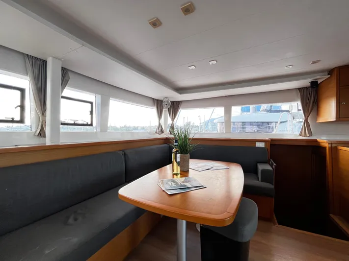 Cristal Yacht Photos Pics Cristal - Saloon View (2)