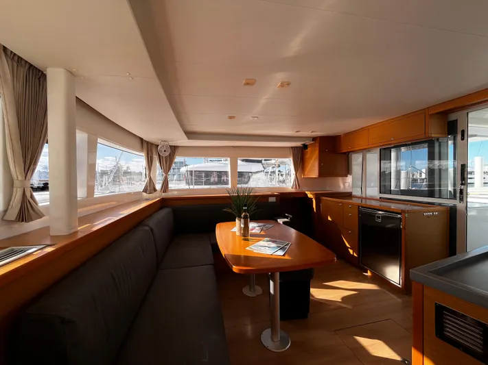 Cristal Yacht Photos Pics Cristal - Saloon View (3)