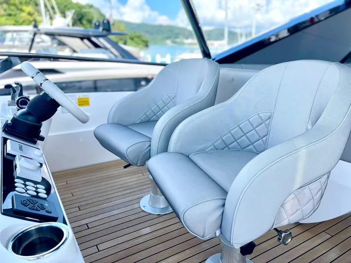  Yacht Photos Pics Luxury helm seats on 2022 Sunseeker 88 Yacht, featuring elegant design and premium materials.