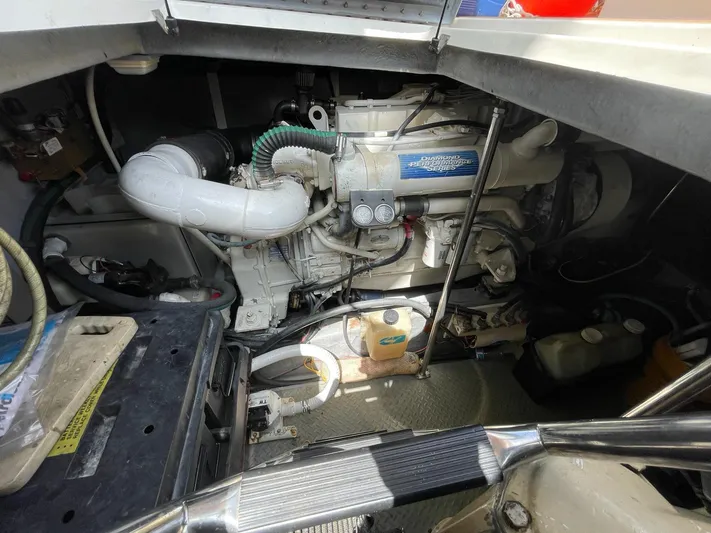 Pal'party Yacht Photos Pics Engine compartment of a 2000 Sea Ray 450 Express Bridge boat.